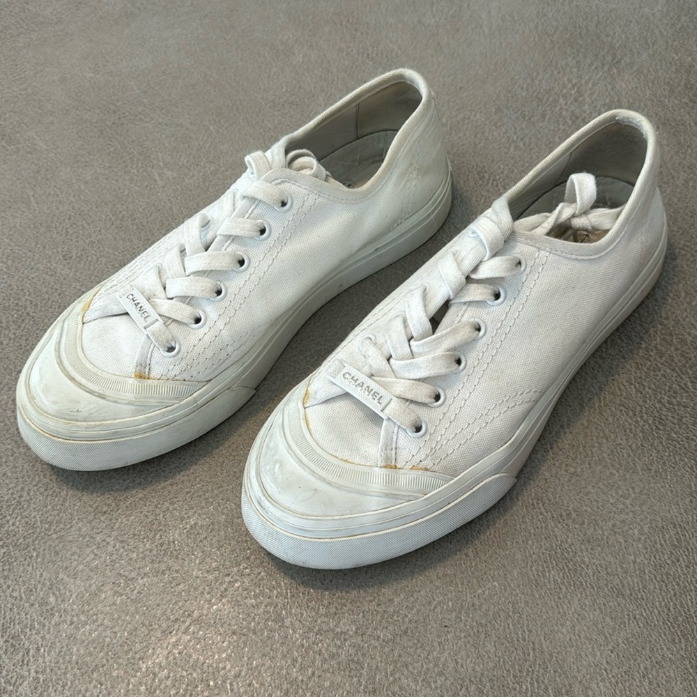 CHANEL White Canvas Low-Top Lace-Up Sneakers